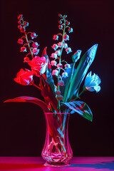 Bouquet de muguet et tulipes éclairé en lumière colorée rouge et bleue 1er mai, fête du travail et de porte-bonheur