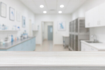 Empty wooden table blurred Veterinary Clinic interior with Exam Table. Animal Hospital, Pet Care Facility, Professional Vet Office Background for Medical, Pet Health, display, montage your product