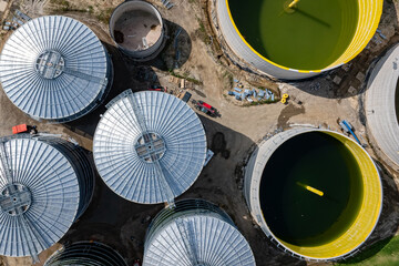 Neubau einer modernen Biogasanlage, Nahaufnahme der Gärbehälter aus der Vogelperspektive.