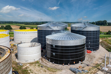 Neubau einer modernen Biogas-Aufbereitungsanlage, Luftaufnahme - Großbaustelle.