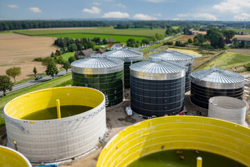 Neubau einer modernen Biogas-Aufbereitungsanlage, Luftaufnahme - Großbaustelle.