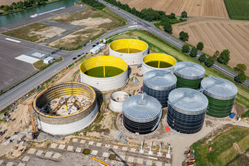 Neubau einer modernen Biogas-Aufbereitungsanlage, Luftaufnahme - Großbaustelle.