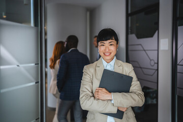 Fototapeta premium japanese businesswoman hold clipboard ready for business meeting
