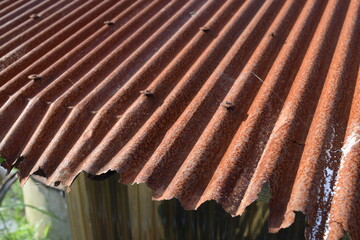 錆びた波トタンの屋根