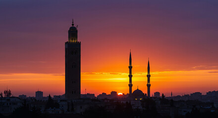 Naklejka premium Golden Sunset Behind Mosque Minaret Silhouette
