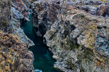 飛騨川の断崖彫刻美