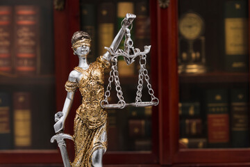 Concepto legal y jurídico, estatua de la Dama de la Justicia con una  balanza en la mano