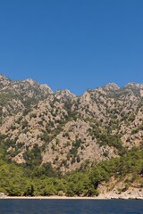 Obraz premium Rocky mountains meet the tranquil sea.