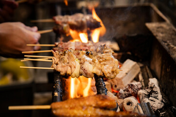 炭火で焼く焼き鳥