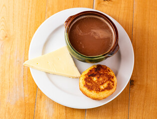 Boyacá breakfast with arepa, cheese and a cup of hot chocolate