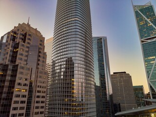 Obraz premium Skyscrapers rise in San Francisco showcasing modern architecture and urban development. The buildings reflect the city's economic power and innovation. San Francisco, California, USA
