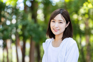 新緑の中休憩する女性