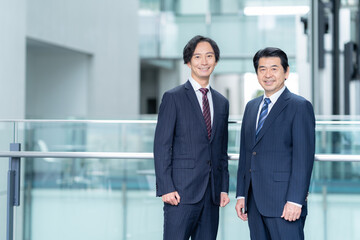 オフィスで打ち合わせをするビジネスマン　撮影協力：スカパー東京メディアセンター