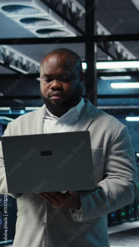 Poster vertical video data center engineer analyzing equipment performance, resolving technical issues. ser