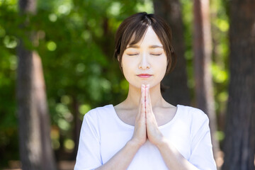 森林浴する女性