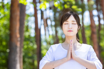 森林浴する女性