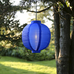 Obraz premium Blue paper lantern hanging in garden