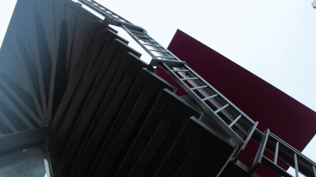 Plano contrapicado de una escalera con elevador.