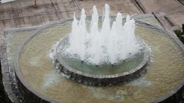 Plano picado de una fuente activa con abundante agua.