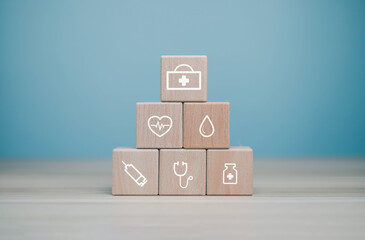 Obraz premium An insurance agent explained the company's new policy which covers auto home health and life risks helping families stay protected in the event of an emergency while also mitigating the economic risks