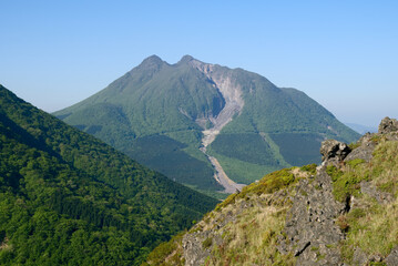 大分県の伽藍岳から望む由布岳