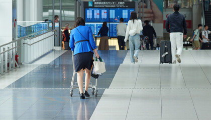 中部国際空港の構内で歩く空港のスタッフの姿と人々の観光客の様子