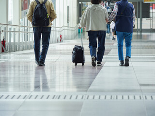 空港の構内で歩く人々の観光客の姿