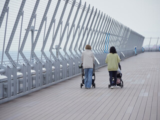 中部国際空港の展望デッキで散歩する若い親子の姿
