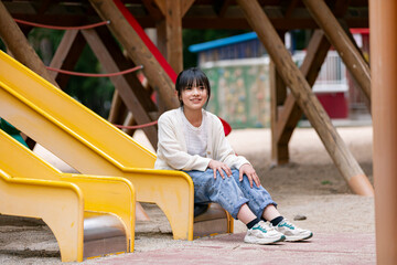 公園の遊具で遊ぶ女の子