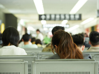 中部国際空港の到着ロビーで客待ちの人々の姿