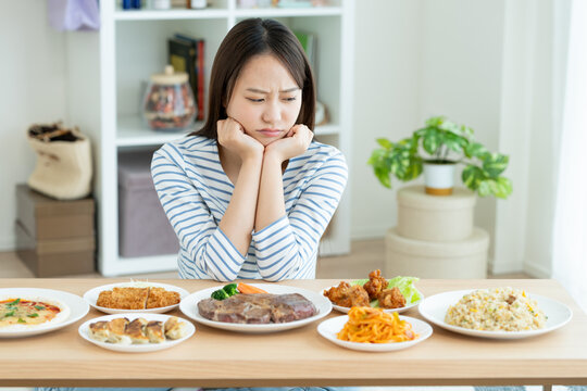 食事で悩む若い女性