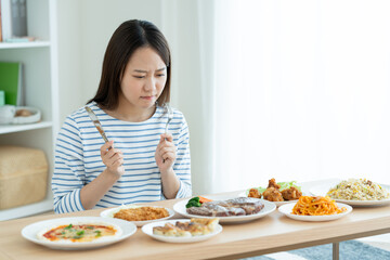 食事で悩む若い女性