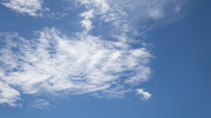 Obraz premium Blue sky and white clouds background 