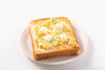 プロセスチーズとブロッコリーとコーンのトースト