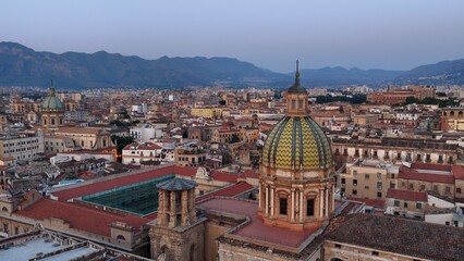Il centro storico di Palermo visto dall'alto, Sicilia, Italia.
Vista Aerea panoramica del centro...