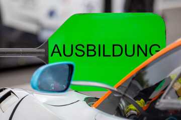 Ausbildung Symbolbild: Lollipop beim Motorsport mit geändertem Text AUSBILDUNG