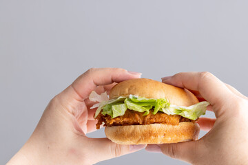 バーガーをもつ手元