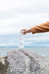 水のペットボトルを持っている人	