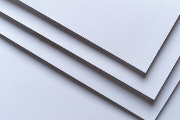 重なる白い画用紙	