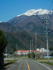 春の観光名所長野県の大町の農家と立山連峰の雪景色