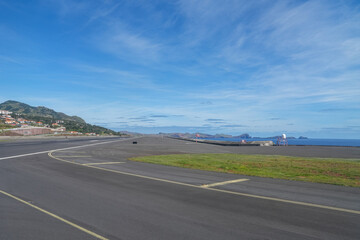 Panorama mit der Landebahn des Flughafens von Funchal in Madeira