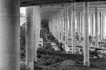 Die riesigen Säulen der in den Talboden gebauten Landebahn des Flughafens von Funchal an der...