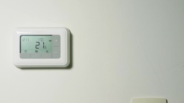 Automatic heating control program for home thermostat at 21 degrees Celsius during winter