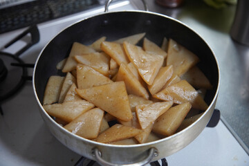 こんにゃくの甘辛煮を作る様子
