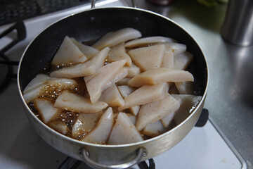 こんにゃくの甘辛煮を作る様子