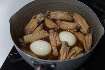 鶏手羽中の煮物を作る様子