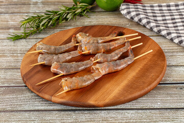 Raw shrimp skewer for grill