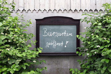 biergarten geöffnet steht auf einer tafel an der wand