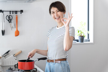 キッチンで料理をする女性