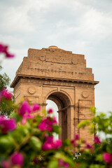 Obraz premium India Gate framed by bougainvillea flowers in New Delhi, India